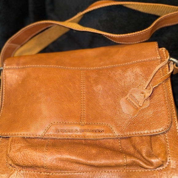 Tan Messenger Bag with Sleek Design and Versatility - Picture 2 of 16